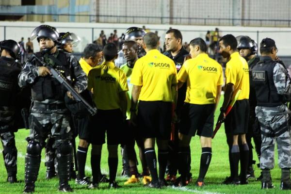 Arbitragem foi polêmica e riverinos reclamaram bastante.(Imagem:Joana Darc Cardoso)