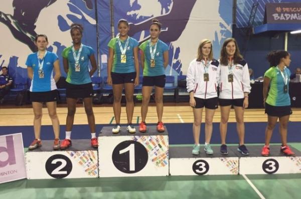 Jaqueline e Sâmia no alto do pódio das duplas femininas na Copa de Badminton.(Imagem:Reprodução/Facebook)