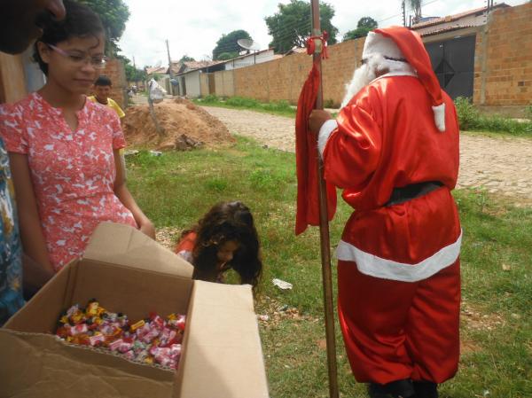 Papai Noel promoveu manhã de alegria com distribuição de bombons em Floriano.(Imagem:FlorianoNews)