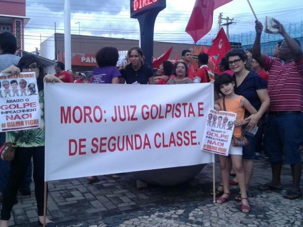 Liz Elizabete Carvalholevou as duas filhas para o protesto em Teresina.(Imagem:Juliana Gomes/G1)