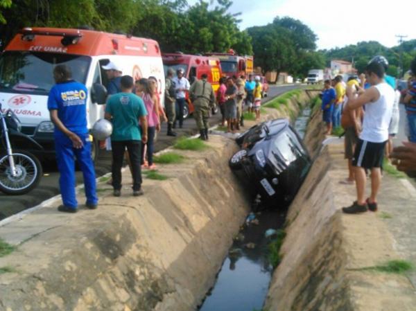 Carro caiu em galeria na Avenida Freitas Neto, em Teresina.(Imagem:Willame Lucas/Arquivo pessoal)