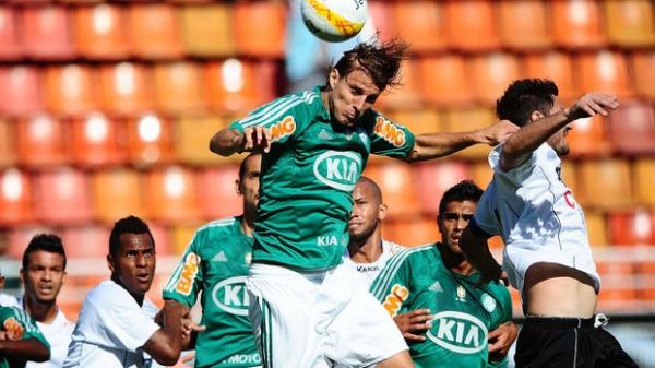 Henrique tenta a jogada pelo alto.(Imagem: Marcos Ribolli / Globoesporte.com)