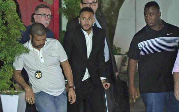 Neymar deixa delegacia da mulher após prestar depoimento.(Imagem:GloboNews/Reprodução)