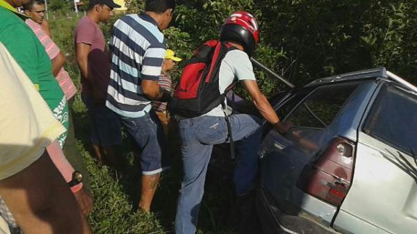 Colisão entre carro e caminhão deixa três pessoas feridas na BR-343.(Imagem:José Rodrigues)