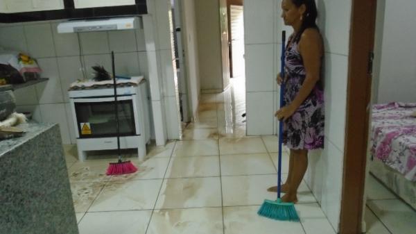 Moradores acordam com casas alagadas em Barão de Grajaú.(Imagem:Jornaldefloriano)