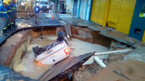 Cratera se abre após rompimento de adutora no bairro Parque Piauí, em Teresina(Imagem:Reprodução)