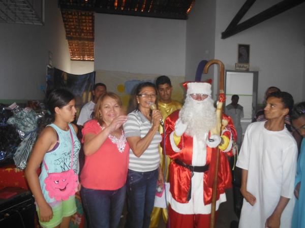 Papai Noel participou de confraternização de Natal na APAE de Floriano.(Imagem:FlorianoNews)