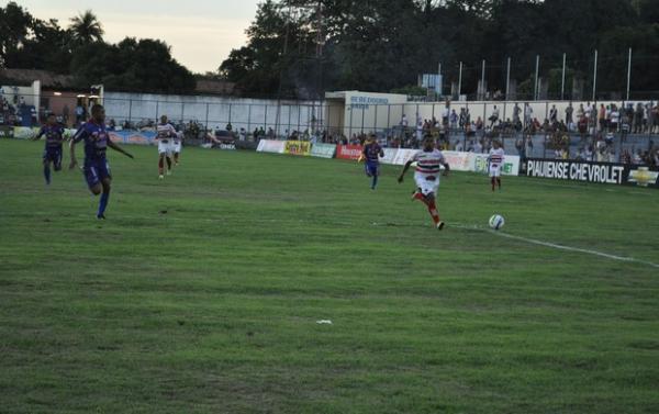 River-PI tenta atacar, mas defesa do Piauí estava atenta.(Imagem:Renan Morais/GLOBOESPORTE.COM)