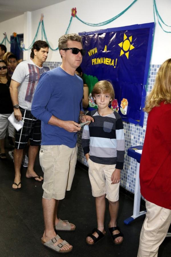 Luciano Huck e o filho Joaquim aguardam na fila para votar.(Imagem:Felipe AssumpçãoAgNews)