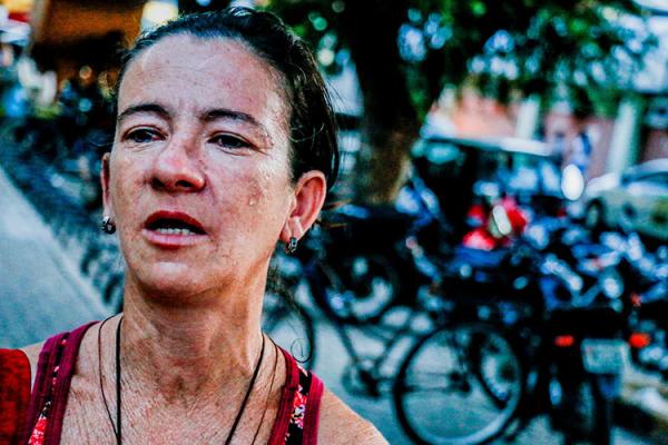  Dona Elisângela chora ao falar da situação da filha. Ela parou de trabalhar e praticamente mora no HGV.(Imagem:Roberta Aline/Cidade Verde)