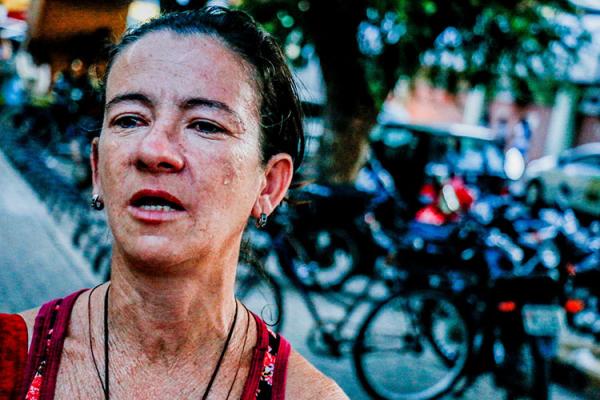 Dona Elisângela chora ao falar da situação da filha. Ela parou de trabalhar e praticamente mora no HGV.(Imagem:Roberta Aline/Cidade Verde)
