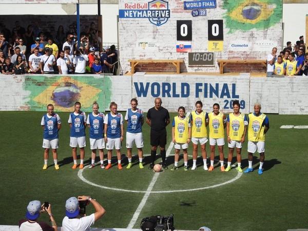 Neymar (à direita) jogou bola com estrelas do futebol feminino.(Imagem:Ana Canhedo)