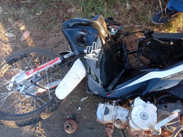 Motocicleta do jovem após o acidente em Teresina.(Imagem:Divulgação/ PM)