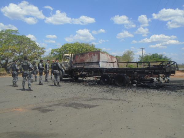 Criminosos incendiaram veículo para dificultar perseguição em assalto a carro forte.(Imagem:FlorianoNews)