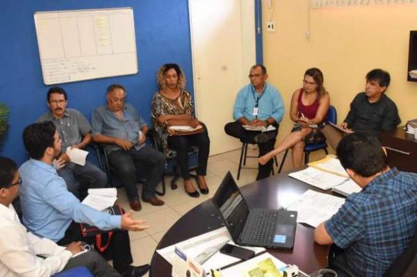 Empresários de Floriano discutem melhorias para a classe em reunião com o executivo.(Imagem:SECOM)