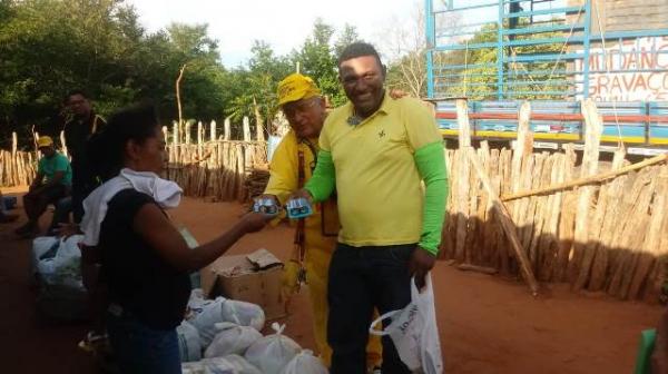 Projeto Amarelinho distribui alimentos e roupas a moradores da zona rural de Floriano. (Imagem:FlorianoNews)