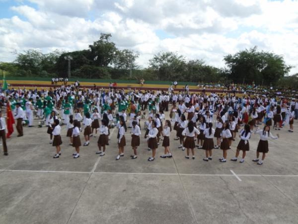 Colégio Industrial comemora o 43° aniversário com desfile cívico.(Imagem:FlorianoNews)