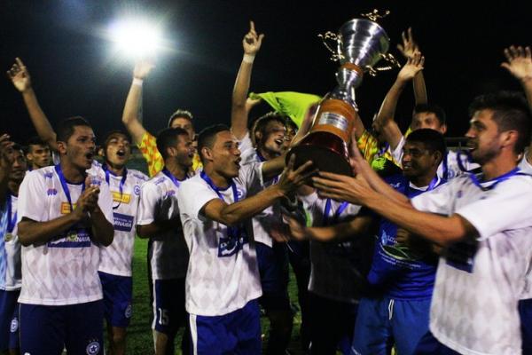 Jogadores do Parnahyba comemora conquista da taça da Copa Piauí, inédita na galeria do clube do litoral. Totonho e Luciano vibram, mas alertam para atuação ruim na 