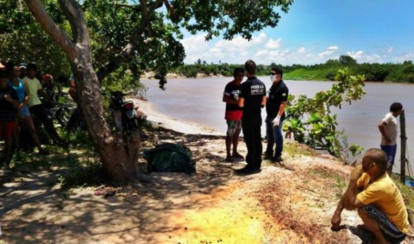 Bombeiros resgatam corpo de jovem que desapareceu após mergulho em rio.(Imagem:Daniel Santos/ Portalcostanorte)