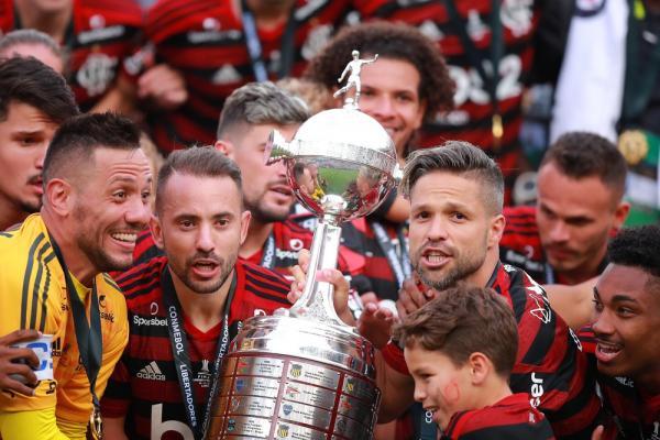 Diego Alves, Éverton Ribeiro e Diego levantam taça da Libertadores pelo Flamengo(Imagem:Reprodução/Getty Images)