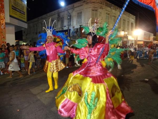 Desfiles de escolas de samba alegram a Av. Getúlio Vargas. (Imagem:FlorianoNews)