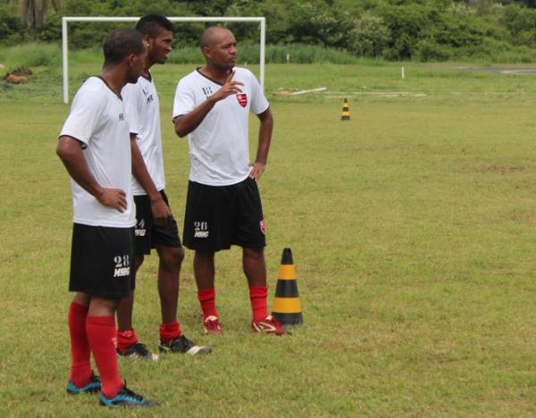 Mais experiente, Joniel tenta orientar novatos em treinos do Flamengo-PI.(Imagem:Antônio Fontes /GloboEsporte.com)