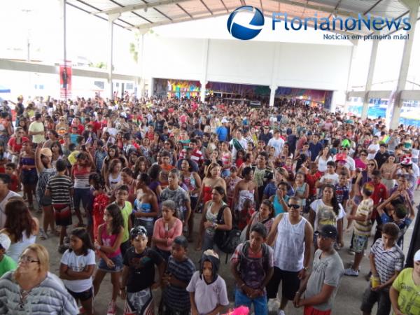 Matinê de carnaval reúne centenas de foliões no CEC.(Imagem: FlorianoNews)