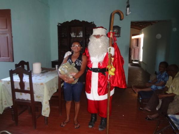 Papai Noel entrega brinquedos e cestas básicas em Floriano.(Imagem: FlorianoNews)