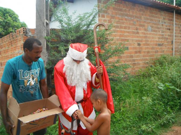 Papai Noel promoveu manhã de alegria com distribuição de bombons em Floriano.(Imagem:FlorianoNews)