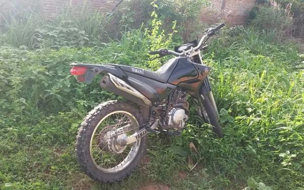 Motocicleta roubada é recuperada pela PM de Floriano.(Imagem:3° BPM)