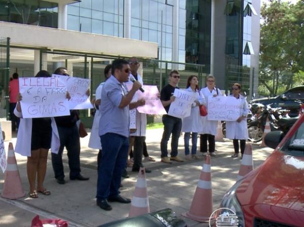 Servidores fizeram manifestação em frente ao prédio do Tribunal de Justiça.(Imagem:Reprodução/TV Clube)