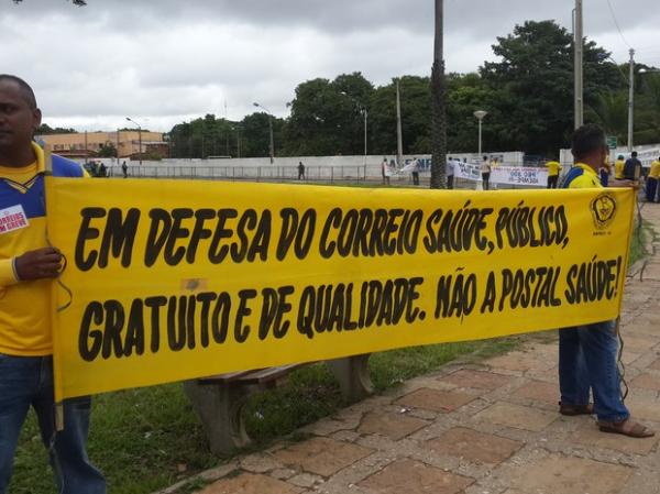 Manifestantes aguardam chega de Dilma Rousseff no Piauí.(Imagem:Marco Freitas/G1)