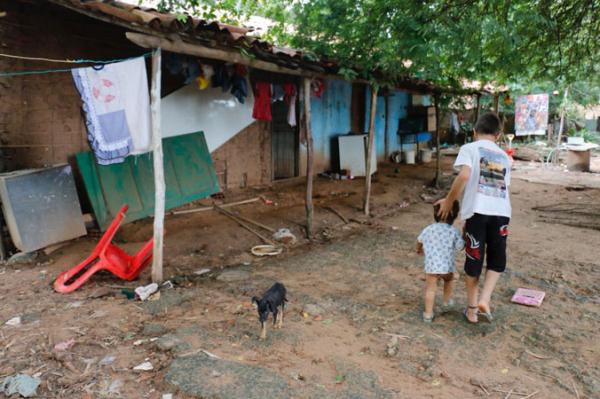 Crianças caminham em frente a casas na Vila Apolônia, situada no bairro São Joaquim, zona Norte de Teresina em março de 2018.(Imagem:Wilson Filho/Arquivo/Cidadeverde.com)