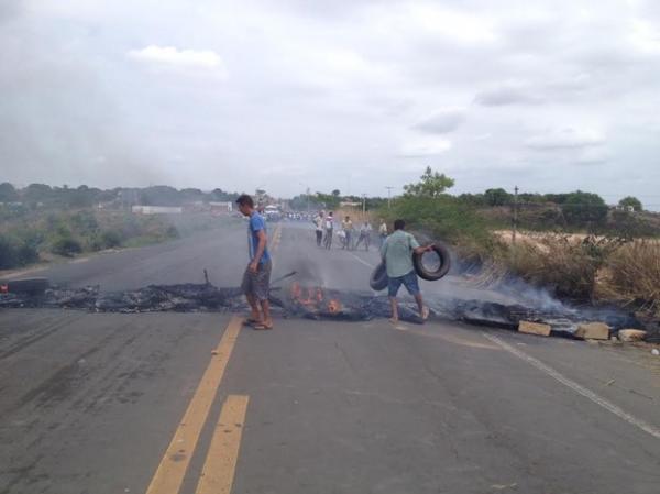 Manifestantes só retiraram a barricada após negociação com a PRF e PM.(Imagem:Juliana Barros/G1)