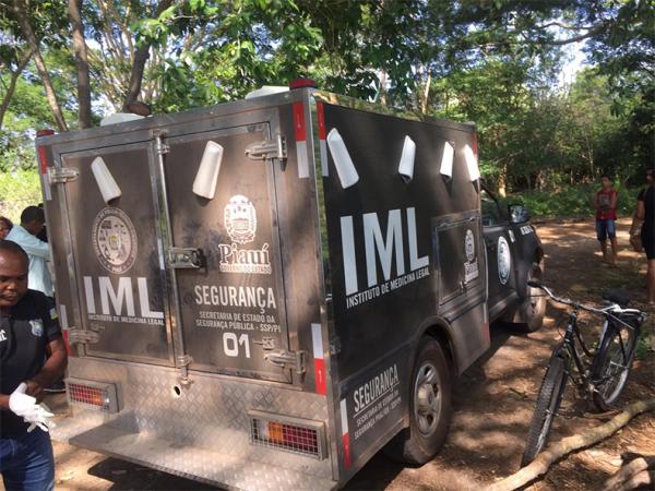 Carro do IML deixando o local onde os adolescentes morreram(Imagem:Izabella Pimentel/Cidadeverde.com)