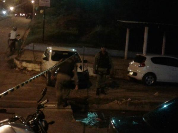 Bandidos perderam o controle do carro e caíram numa galeria.(Imagem:Patrícia Andrade/G1)