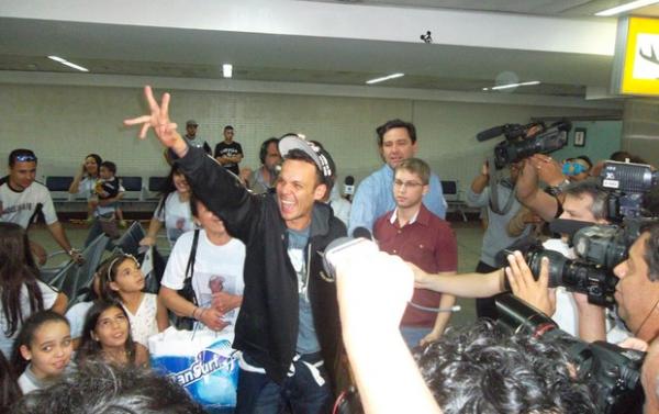 Marco Aurelio Nefreire, no desembarque no aeroporto de Guarulhos.(Imagem:Maria Clara Ciasca )