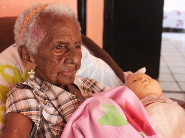 Dona Dolores e sua boneca ao qual deu o nome de Jacira.(Imagem:Patrícia Andrade/G1)