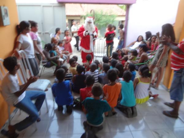 Papai Noel distribuiu brinquedos no bairro Bom Lugar.(Imagem:FlorianoNews)