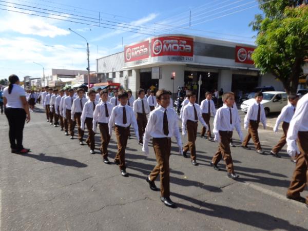 Desfile marca abertura de comemorações pelos 45 anos do Colégio Industrial.(Imagem:FlorianoNews)