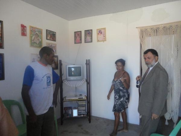 Promotor Edimar Piauilino visitando as casas(Imagem:Florianonews)