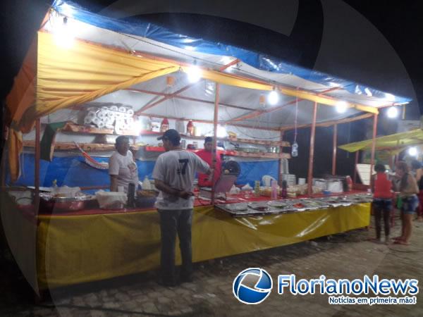 Ambulantes comemoram boas vendas durante a Paixão de Cristo em Floriano.(Imagem:FlorianoNews)