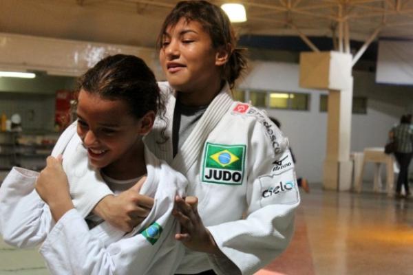 Sarah Menezes treina com a judoca.(Imagem:Emanuele Madeira/Globoesporte.com)