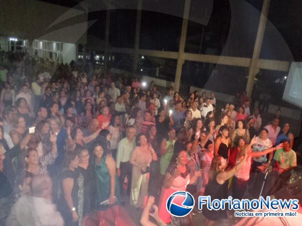 Jerry Adriani emociona público durante show em Floriano.(Imagem:FlorianoNews)