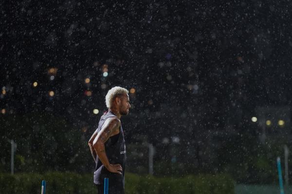 Neymar segue aguardando a definição de seu futuro.(Imagem:Getty Images)