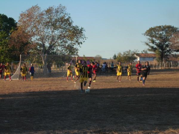 Oscar Procópio prestigia final do campeonato de futebol amador na localidade L-3.(Imagem:Assessoria de Comunicação)