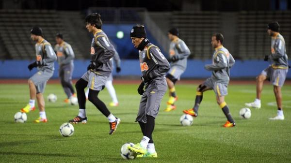 Jogadores fazem treinamento leve no Estádio Internacional de Yokohama.(Imagem:Agência EFE)