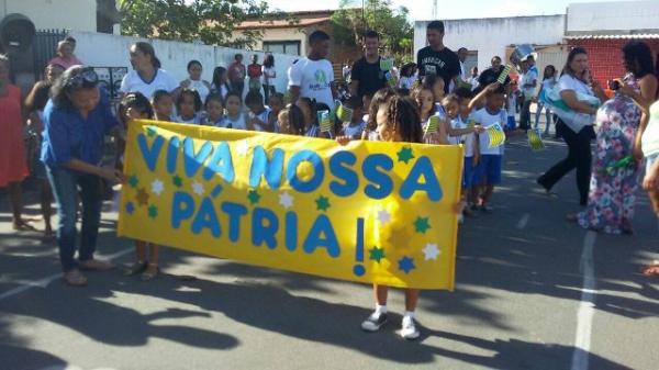  Alunos da educação infantil participam do desfile cívico antecipado.(Imagem:SECOM)