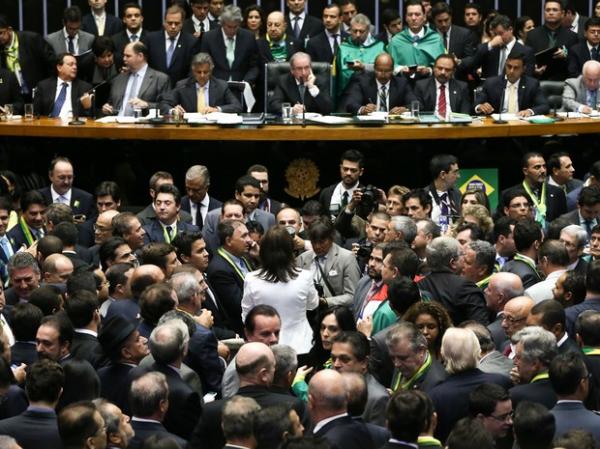 Plenário lotado na votação da continuidade do processo de impeachment da presidente Dilma na Câmara.(Imagem:Marcelo Camargo/Agência Brasil)