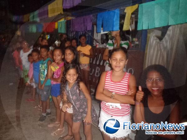 Quadrilhas juninas se apresentaram na 3ª noite de Arrastapé do bairro Tiberão.(Imagem:FlorianoNews)